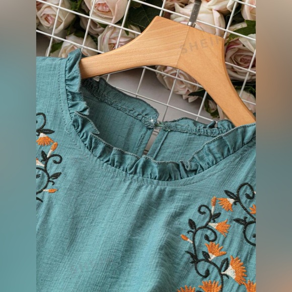 Plus Size Women's Sleeveless Embroidery Decorated Dress - Picture 5 of 7